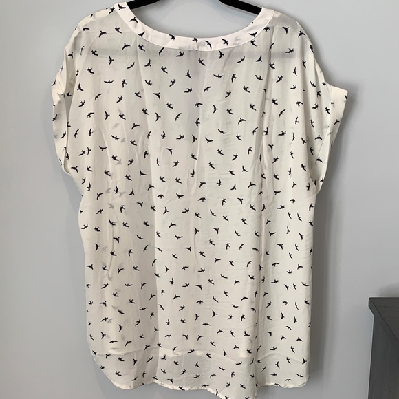 SIZE 1X V-NECK BLUE WHITE FLYING BIRD PRINT SHORT SLEEVE BLOUSE TOP MISIA 42POPS - Picture 5 of 9